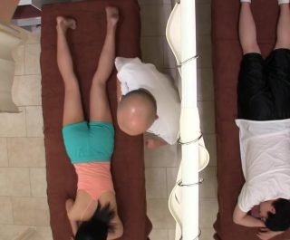 Đi massage cô bạn gái bị địt kế bên không hay