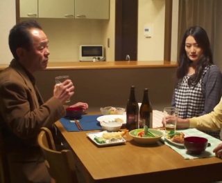 Phục vụ gã chủ nhà biến thái để trừ tiền